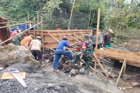 Pembangunan Jembatan Gantung di Karangreja Masuki Tahap Pengecoran Pon