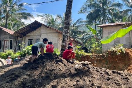 Saat Anak Desa Menyaksikan Pembangunan