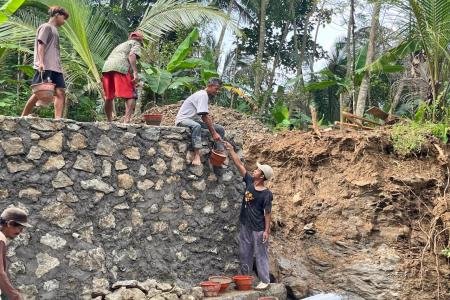 Saling BahuMembahu Warga Krang