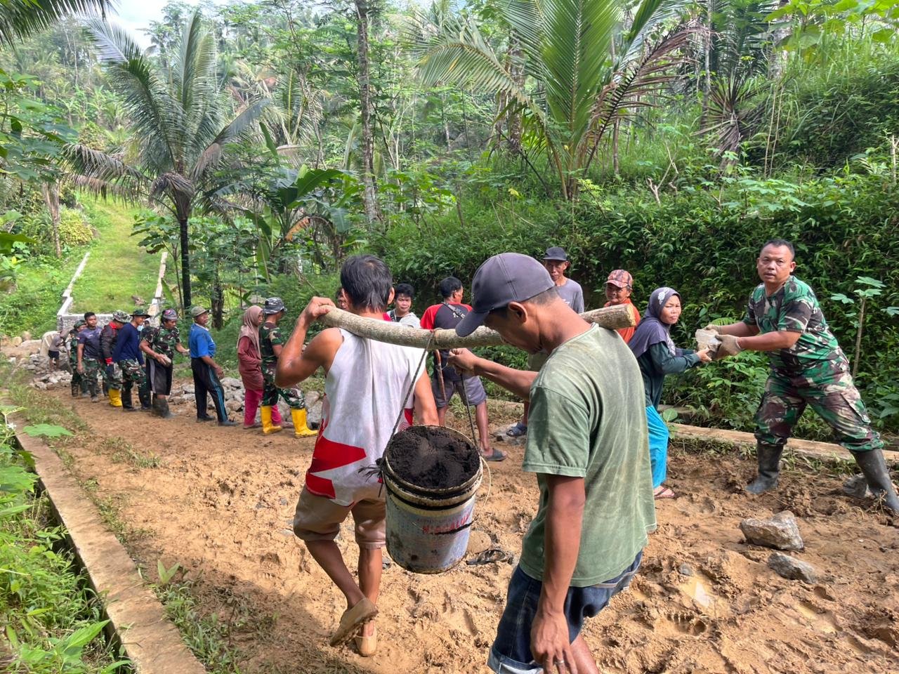 Dari Sebatang Kayu, Cara Sederhana Okana dan Yudi Bantu Gerakkan TMMD