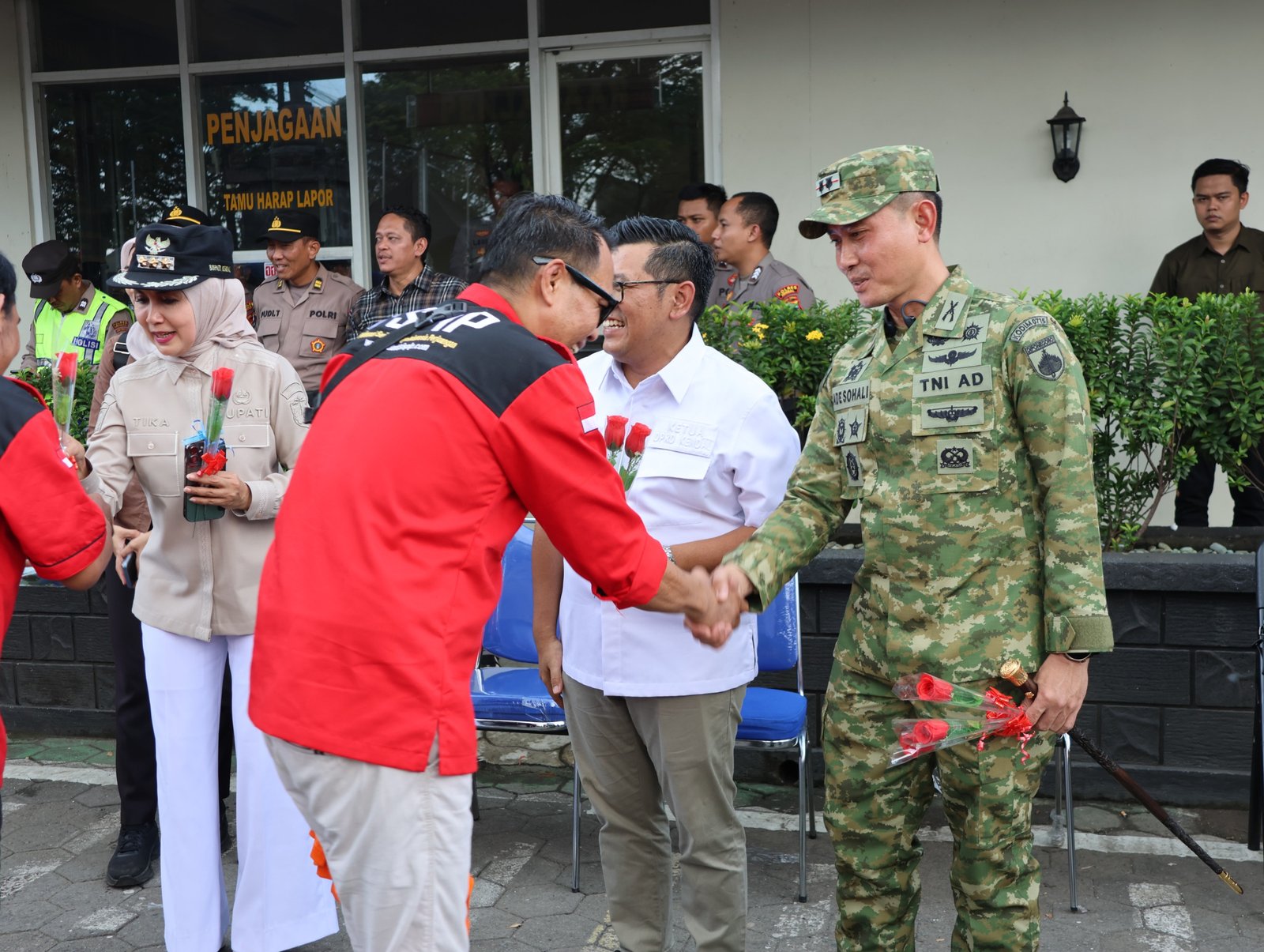 PENDEKATAN HUMANIS KE BURUH, KODIM KENDAL BERSAMA POLRES DAN PEMKAB GELAR MAYDAY