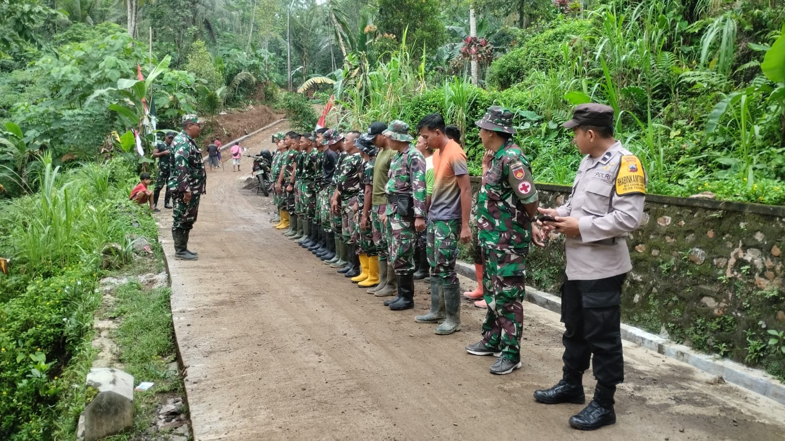 Langit Mendung Tak Surutkan Semangat, Pesan Tegas Mengawali Kerja Satgas TMMD