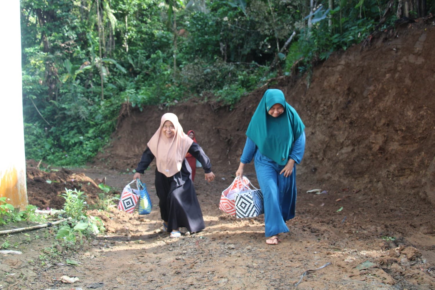 Jejak Langkah Ibu-Ibu Krangean, Mengantar Rasa untuk Para Pekerja TMMD