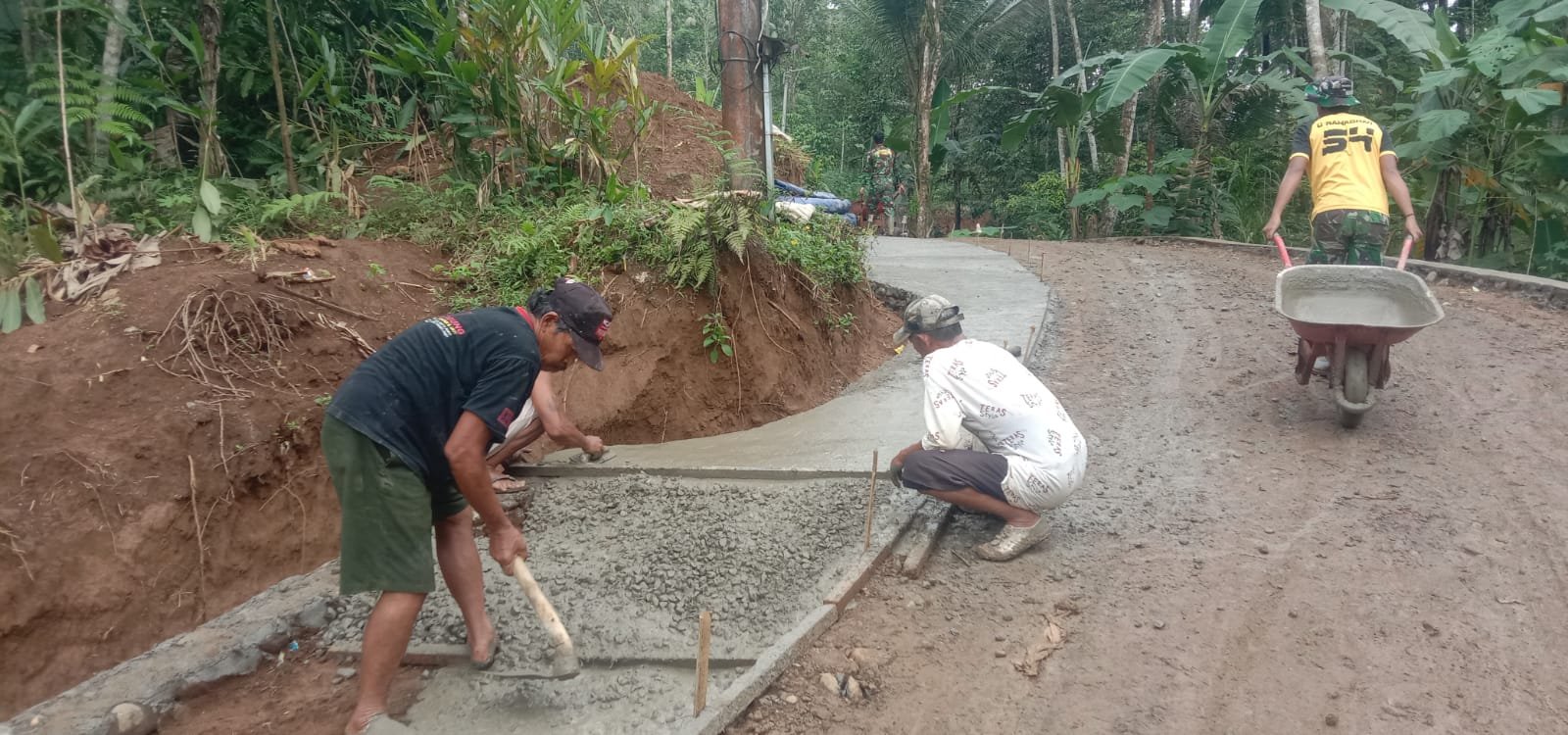 Setiap Meter Cor Beton, Ada Cerita Perjuangan di Dusun Batur, Krangean