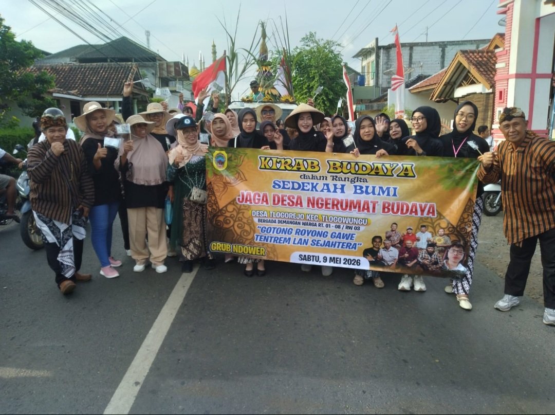 Kehadiran Mbah Totok Kriwil bikin Kirab Budaya Sedekah Bumi Desa Tlogorejo makin hidup