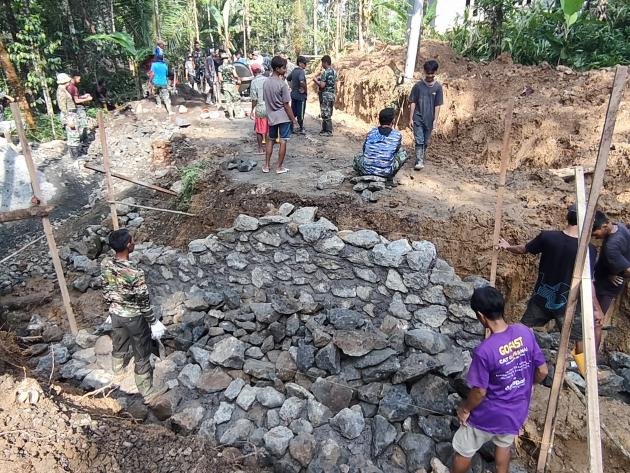 Batu Demi Batu, Warga dan Satgas TMMD Kokohkan Akses Desa Krangean