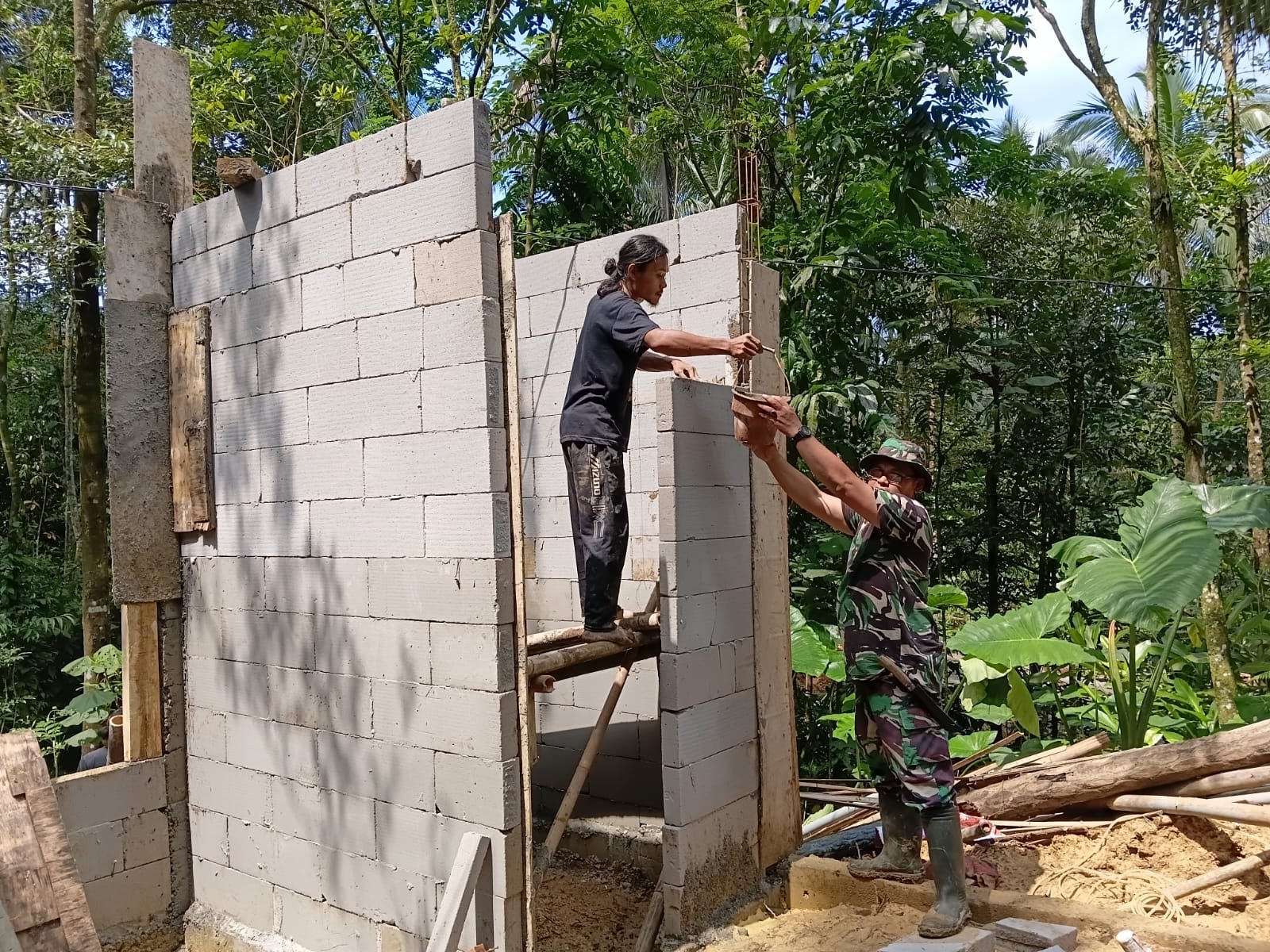 Kebahagiaan Sugito Miliki MCK Layak dari Program TMMD Reguler Ke-128 Kodim 0702-Purbalingga