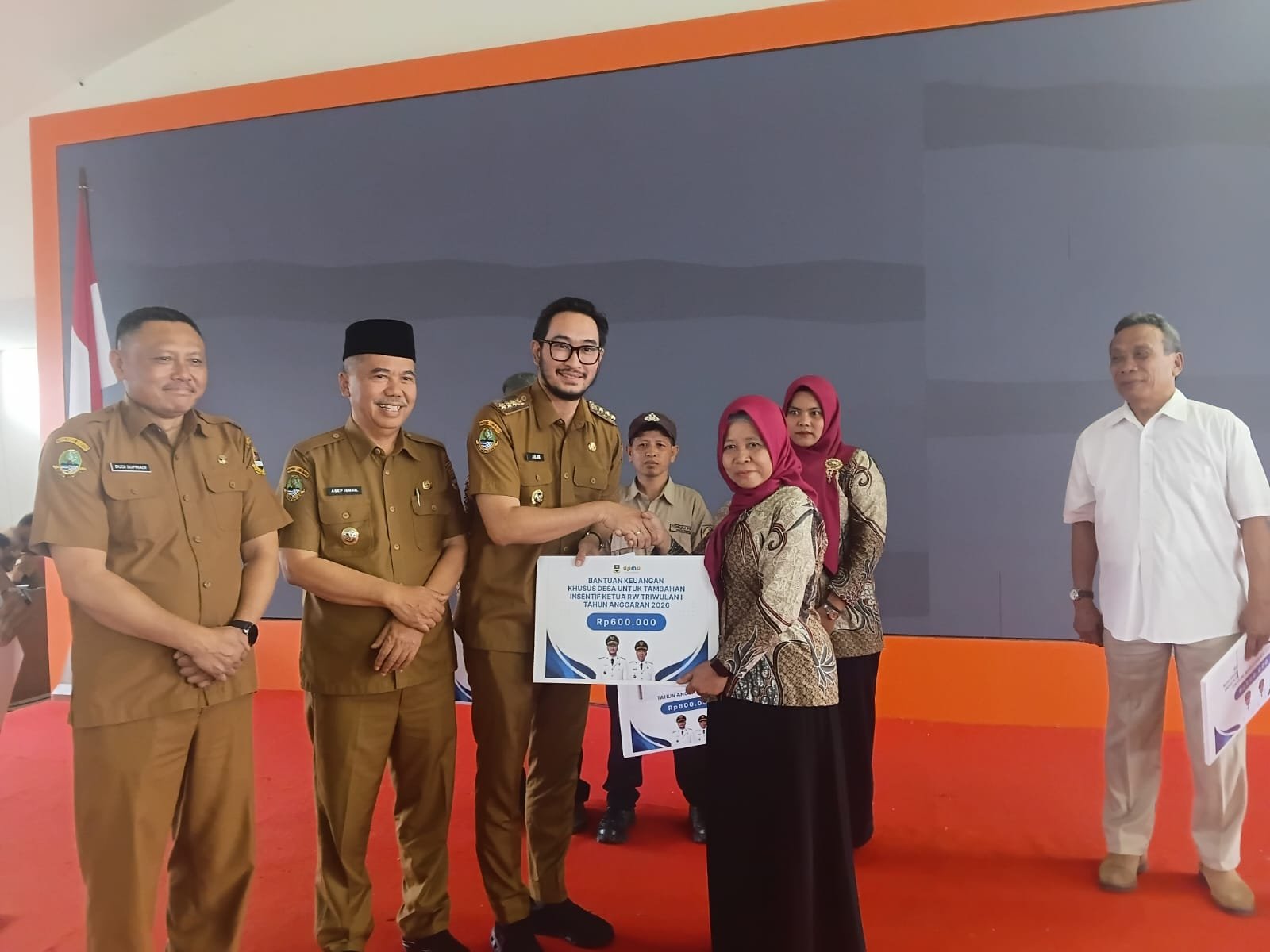 Penyerahan Insentif RT-RW Kabupaten Bandung Barat Dilakukan Secara Simbolis