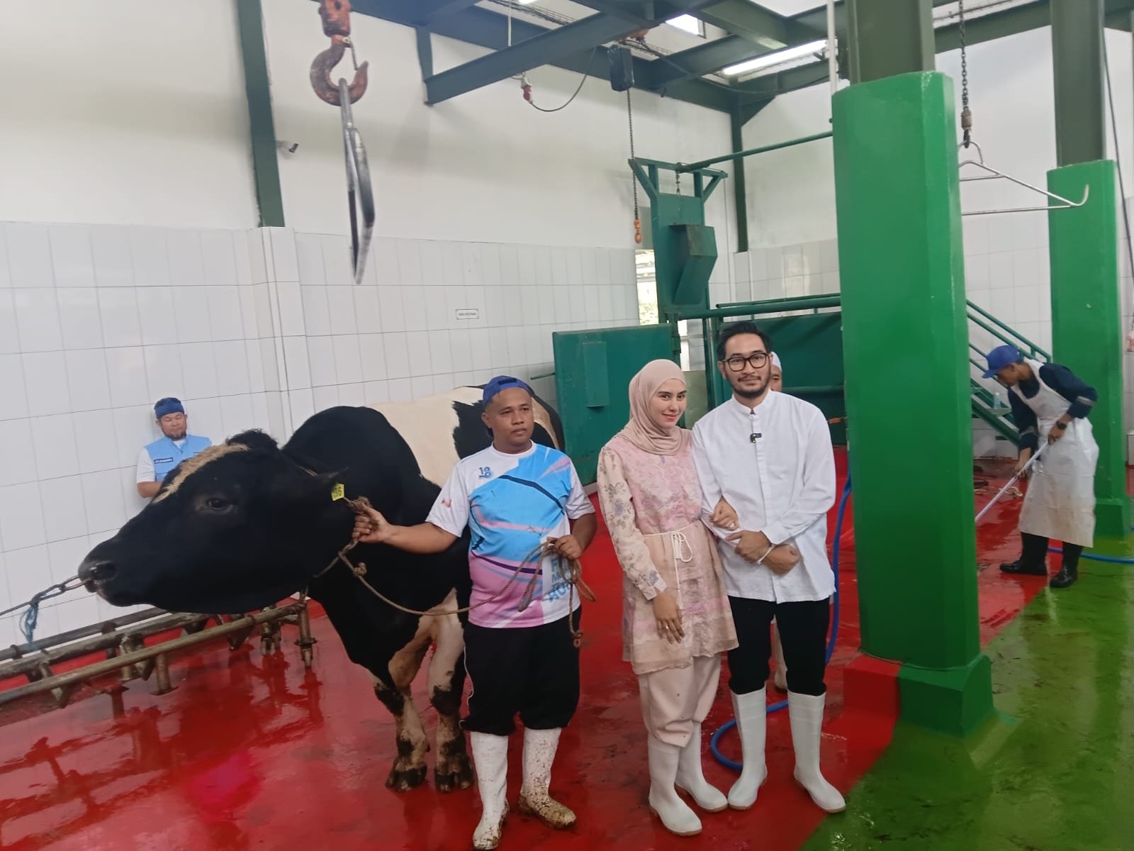RPH Cikamuning Padalarang Layani Pemotongan 60 Ekor Sapi, Bupati Jeje Potong Sapi Senilai 1 Ton