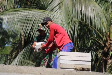 DI ATAS ATAP RUMAH MISDI, GOTONG R