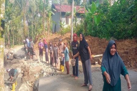 Kiprah Wanita Bersama Kaum Pria di TMMD