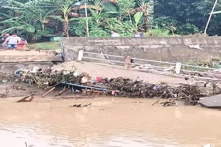 Jembatan Penghubung KaliwunguBrangsong Putus Diterjang Banjir Warga Ki