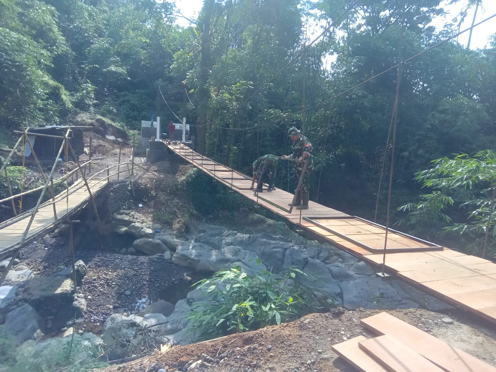 Pembangunan Jembatan Gantung, Pemasangan Lantai Hingga Finishing Dikebut