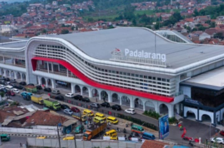 Anggota DPRD Bandung Barat Sidak Lokasi Parkir di Depan Stasiun KCIC Padalarang 