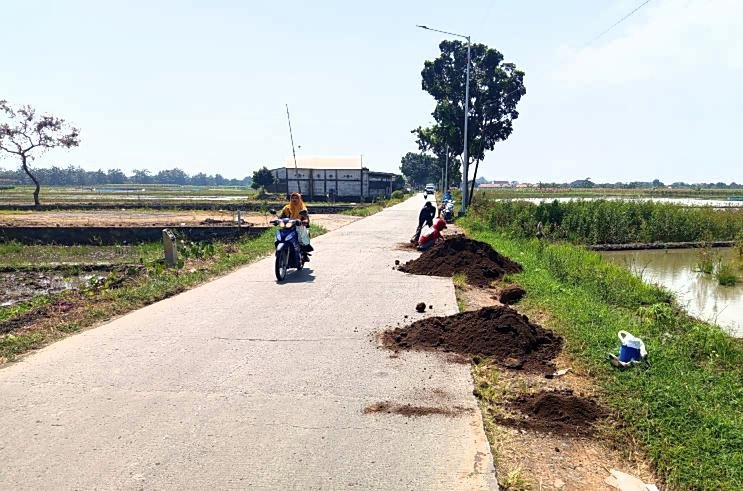 Tak Hanya Perawatan Jalan, PT Ayaka Jaya Prima Juga Lakukan Penyiraman Demi Kenyamanan Warga