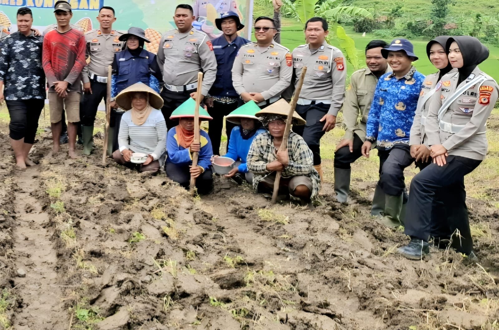 SAT Lantas Polres Kuningan Bersama Kelompok Tani Desa Cibulan Olah Lahan Untuk Ketahanan Pangan