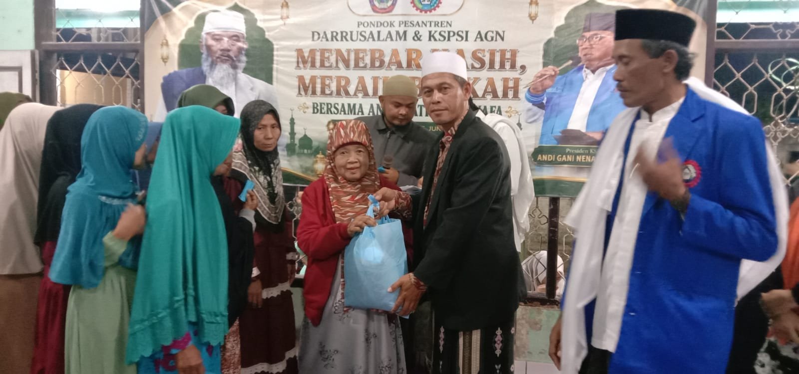 Serikat Pekerja Bersama Pemerintah dan Masyarakat Salurkan Santunan Anak Yatim dan  Guru Ngaji
