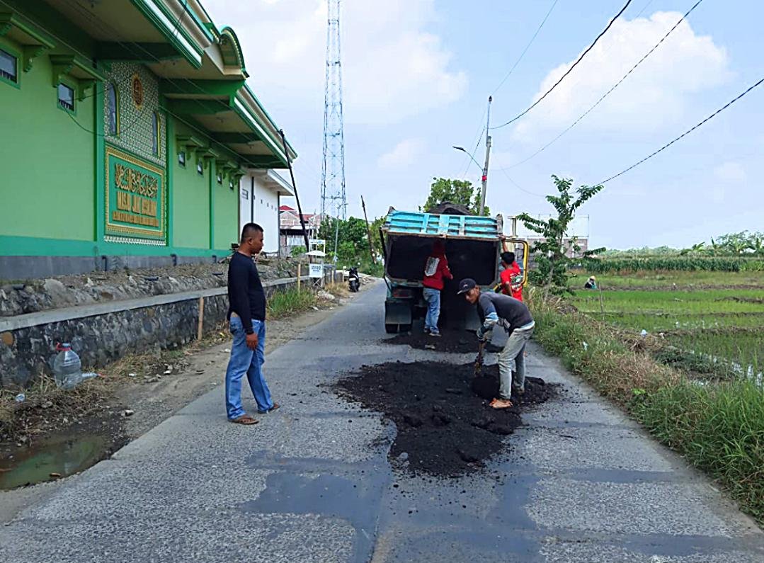 Peduli Infrastruktur, PT Ayaka Jaya Prima Rawat Jalan dan Kurangi Debu Lewat Program CSR