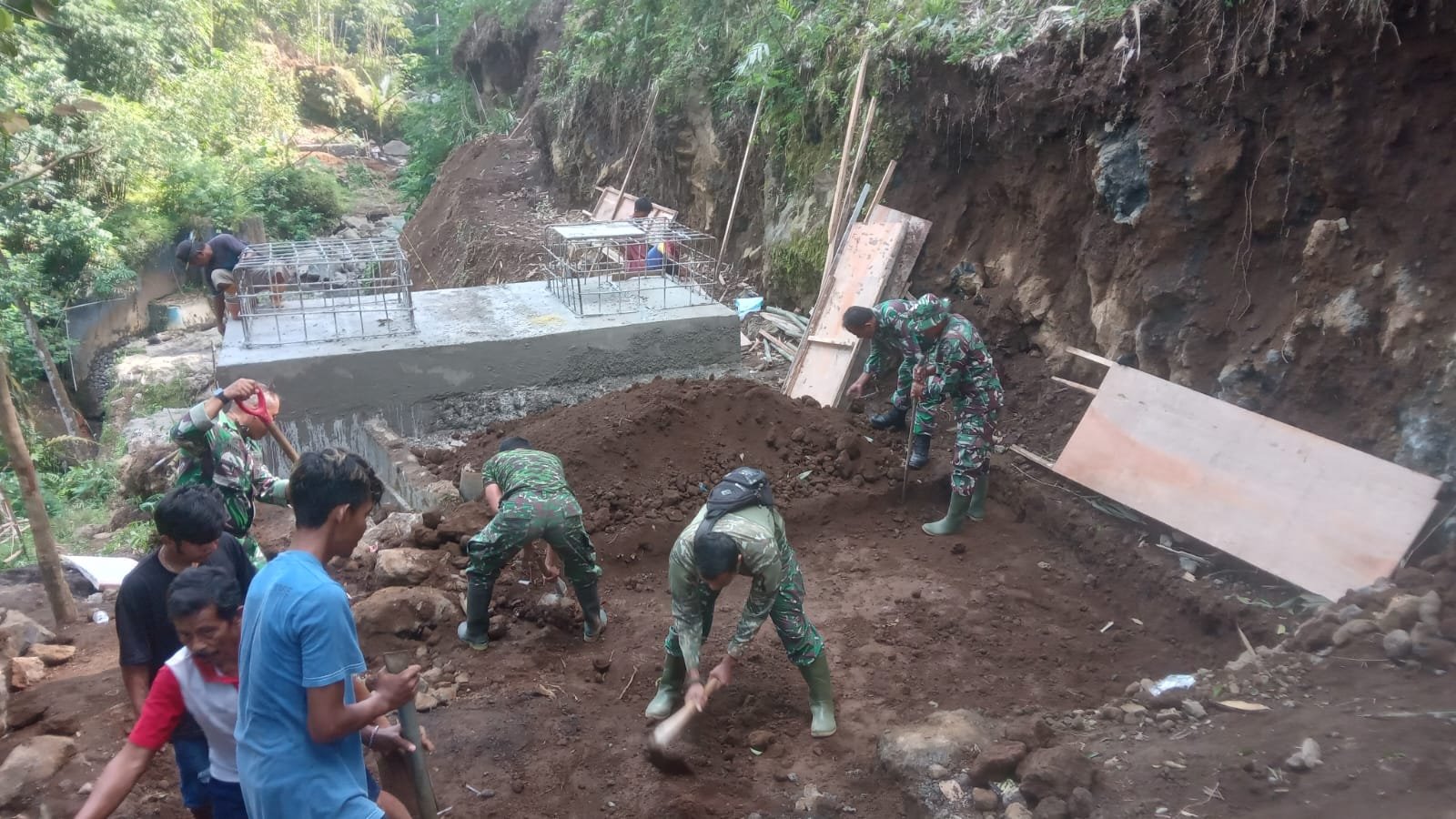 TNI dan Warga Talagening Turun ke Sungai Bangun Jembatan Garuda