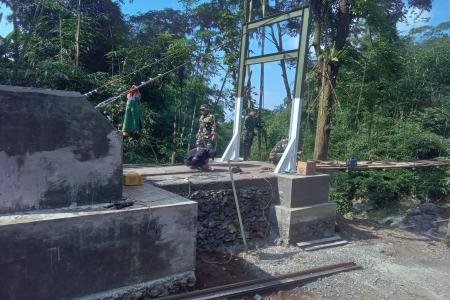 TNI dan Warga Percepat Pembangunan Jem