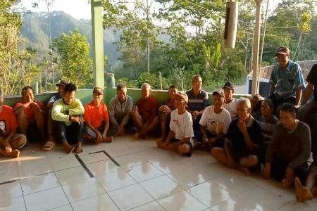 Ratusan Warga Desa Wanadri Dusun Silangit Pasca Pemortalan jalan   Mel