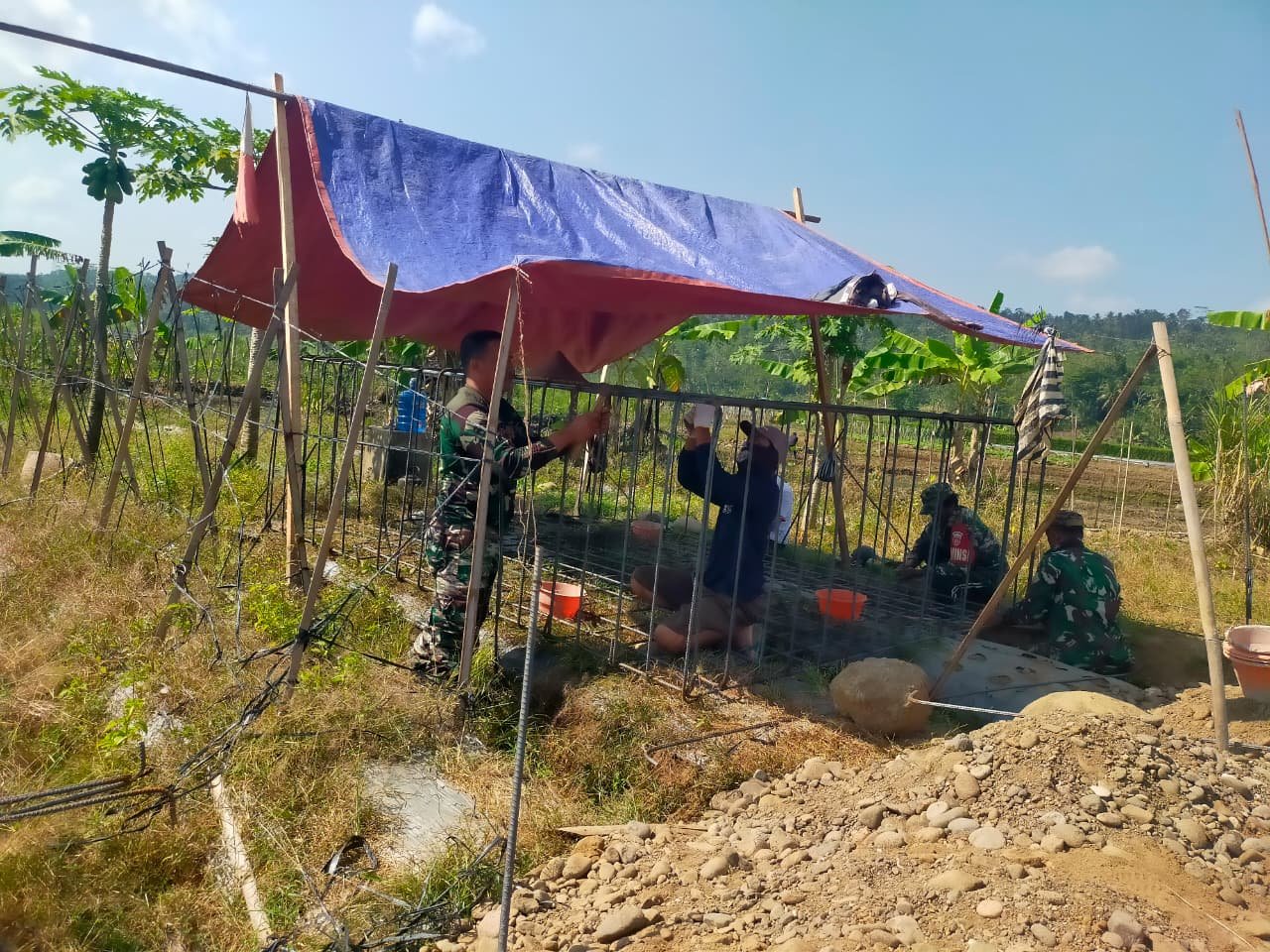 TNI dan Warga Gotong Royong Bangun Jembatan Gantung Penghubung Dua Desa di Sungai Soso