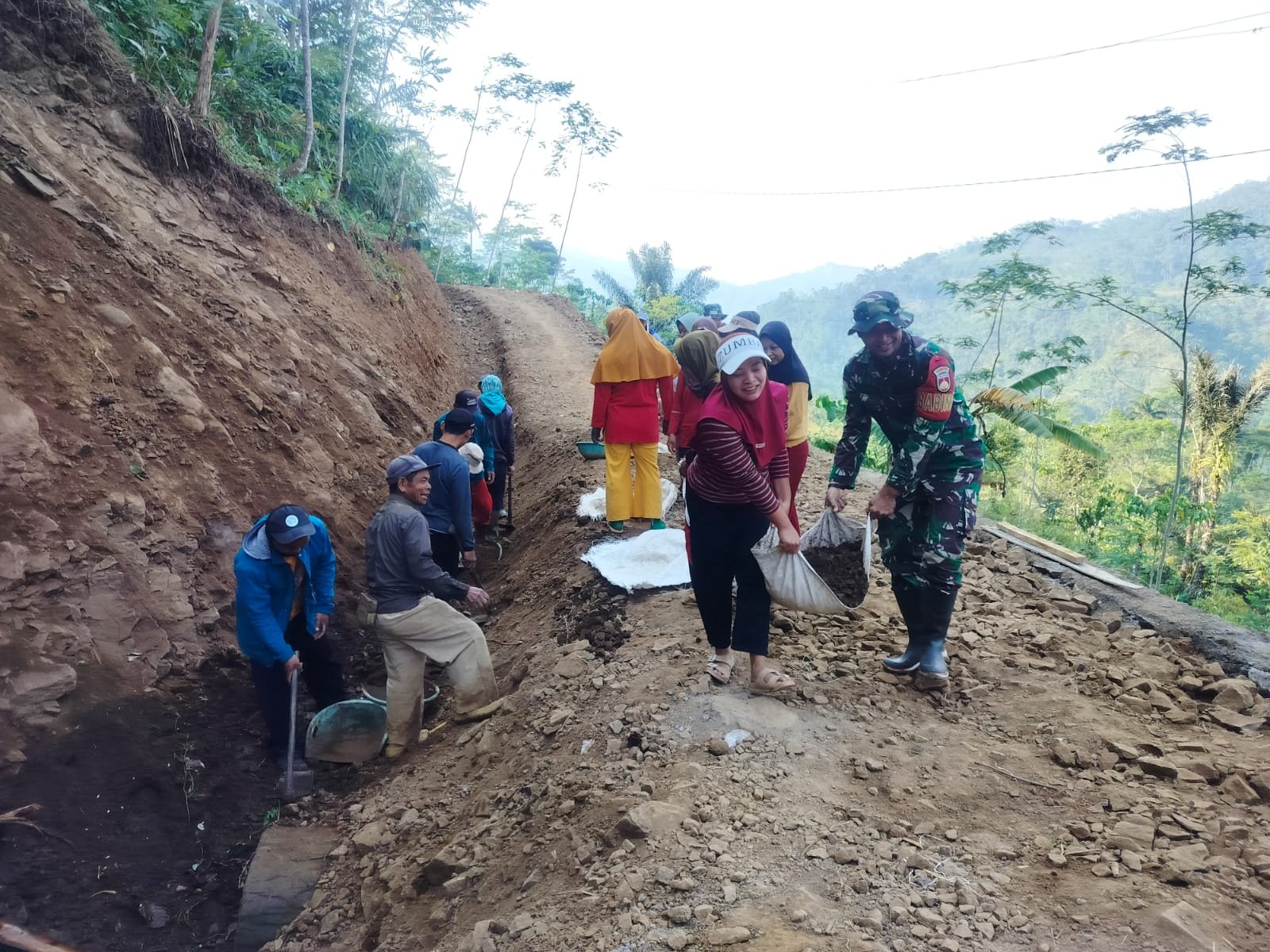 Srikandi Desa Danasari Turut Ambil Bagian dalam Pembangunan Jalan TMMD Sengkuyung Tahap III Kodim 07