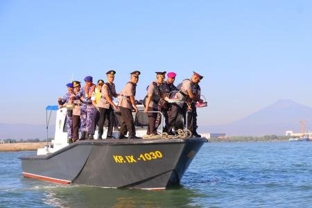 Hormati Pahlawan HUT Bhayangkara Polres Kendal Tabur Bunga di Pelabuha