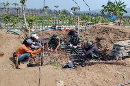 Bahu Membahu Warga Bersama TNI Bangun 