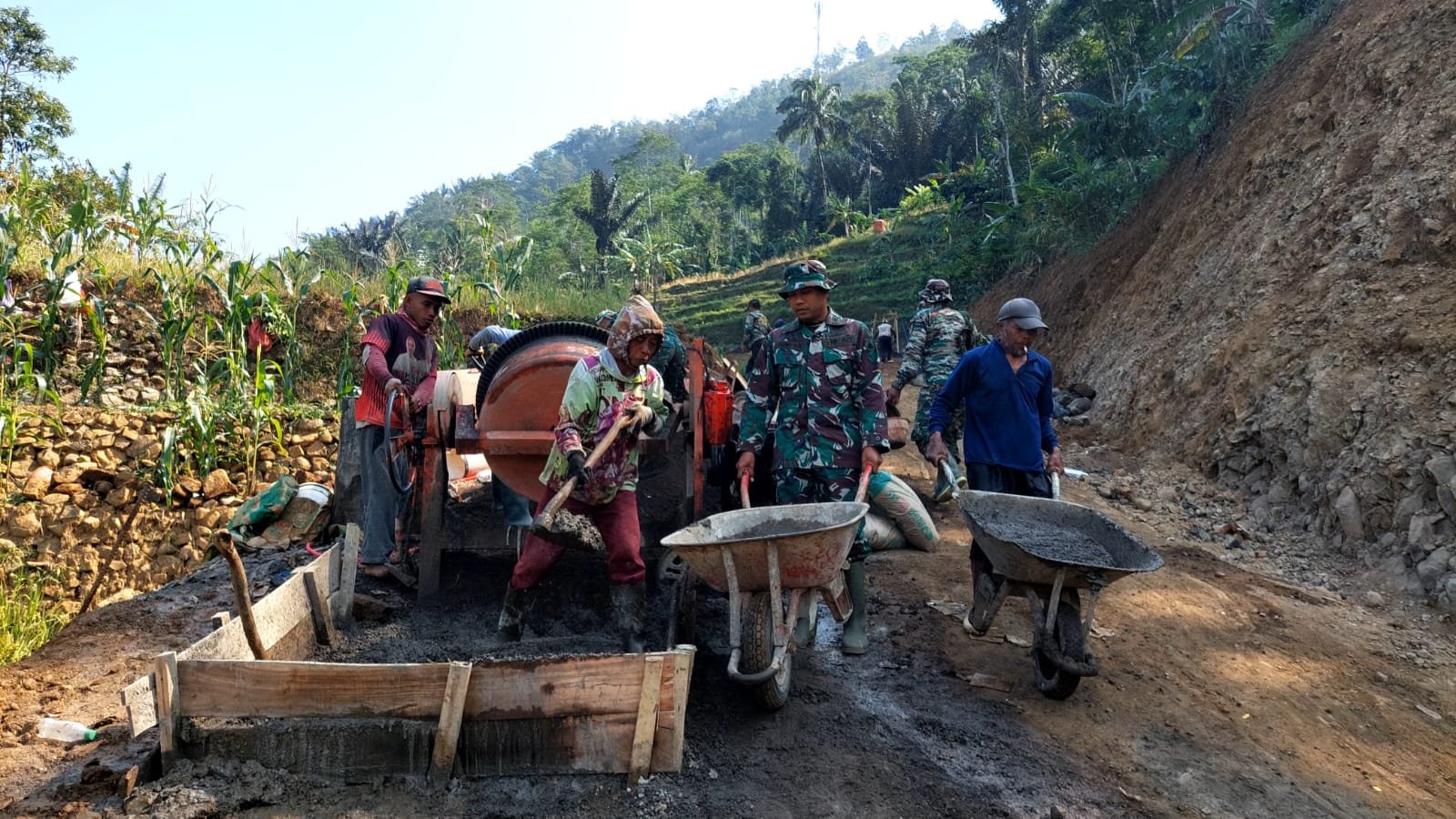 TNI dan Warga Desa Danasari Gotong-Royong Bangun Jalan Baru