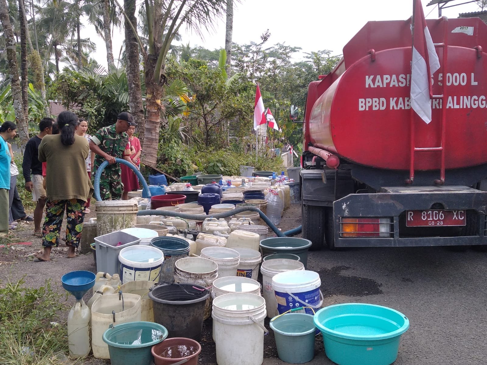 Sinergi TNI dan BPBD, Salurkan 15.000 Liter Air Bersih untuk Warga Dukuh Biting