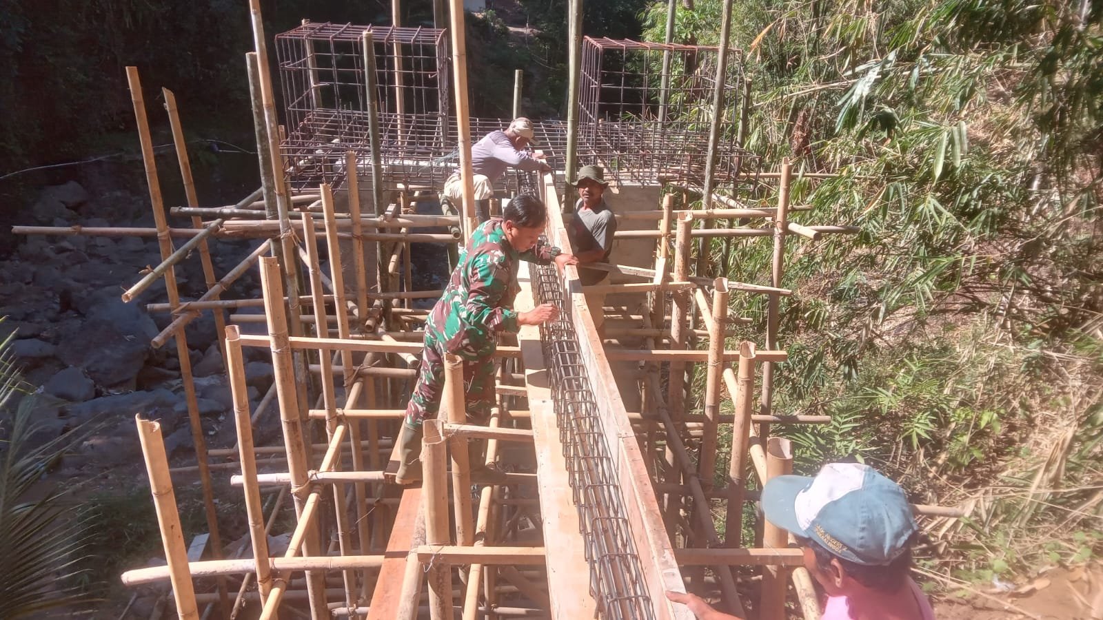Semangat, Bangun Jembatan Perintis Garuda di Desa Serayu Larangan