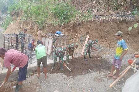  TNI dan Warga Perkuat Pondasi