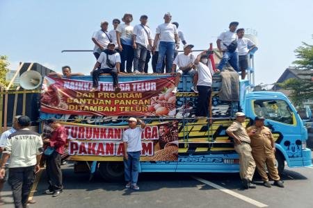 Peternak Ayam Demo di Kendal Harga Pakan Mahal Jadi Sorotan