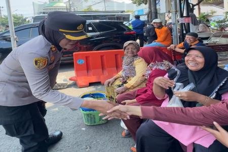 Humanis Kapolres Kendal Borong Telur Pedagang Kecil Saat Aksi Damai Pe
