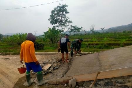 TNI dan Warga Kompak Bangun Je