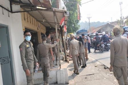 Satpol PP dan Dinas PUTR Bandung Barat Bongkar 16 Bangunan Liar di Jal