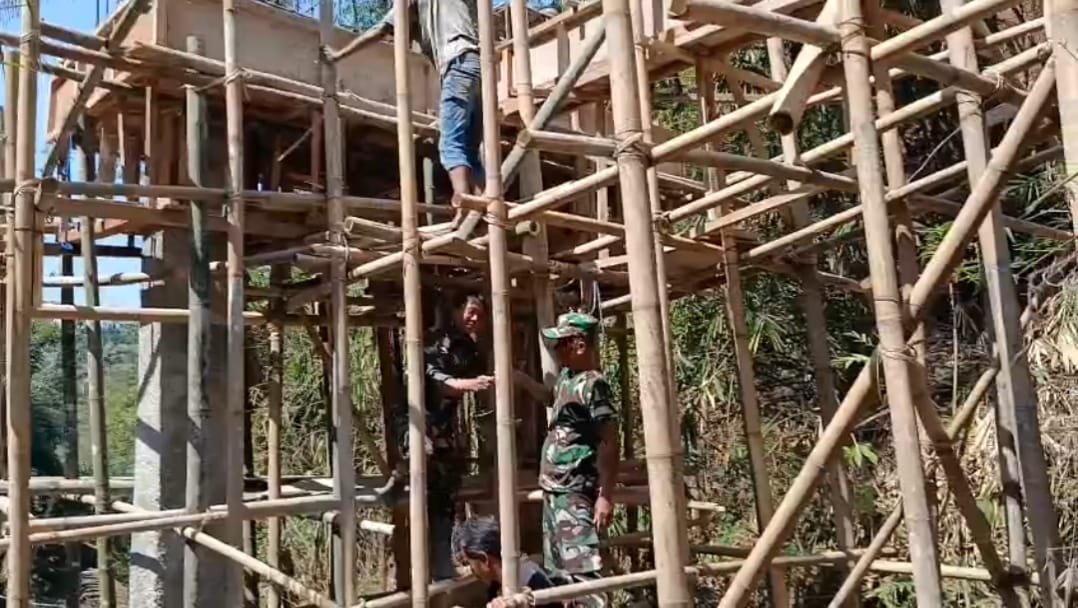 TNI dan Warga Estafet Material Pengecoran Tiang Jembatan Garuda di Serayu Larangan