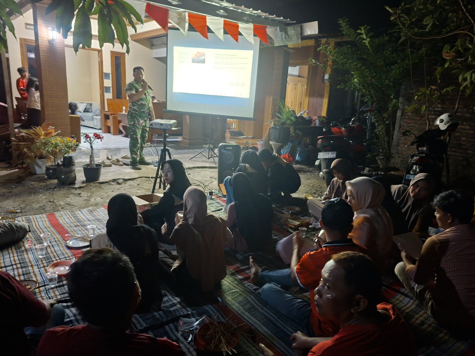 Bahaya Karhutla, Babinsa Triharjo Kendal Berikan Penyuluhan kepada Mahasiswa KKN dan Warga