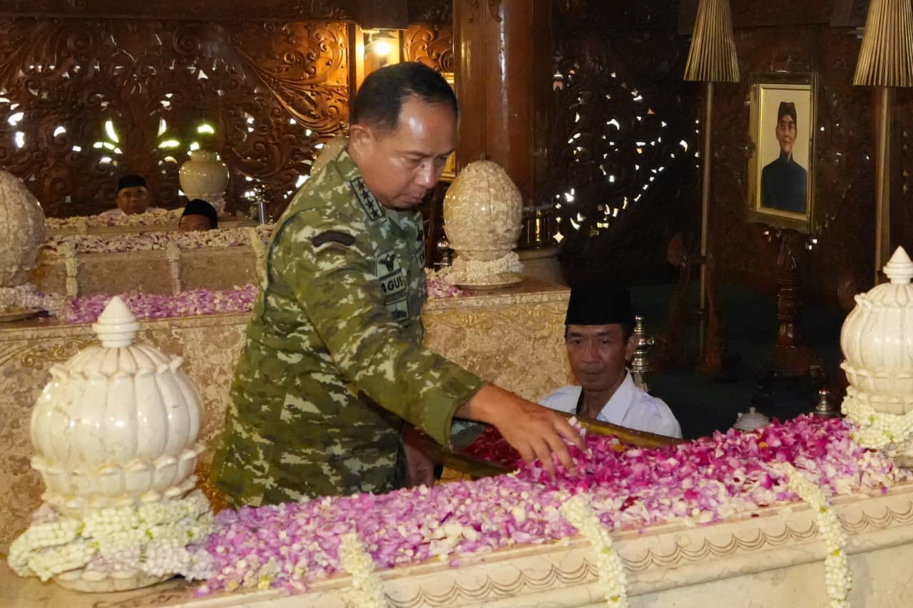 Pangdam IV-Diponegoro Dampingi Panglima TNI Ziarah ke Makam Jenderal Besar TNI (Purn) Soeharto di Gi