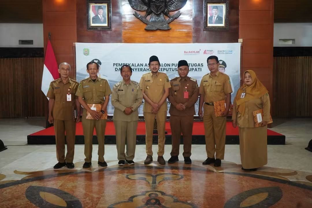 Wabub trenggalek serahkan 66 sk pensiun ASN di trenggalek TMT 1 oktober hingga 1 desember 026
