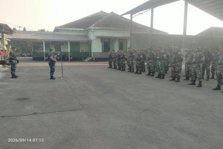 Perwira Siaga Ambil Apel Pagi 