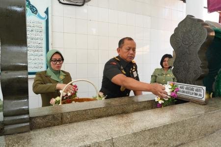  Pangdam IVDiponegoro Ziarah ke Makam 