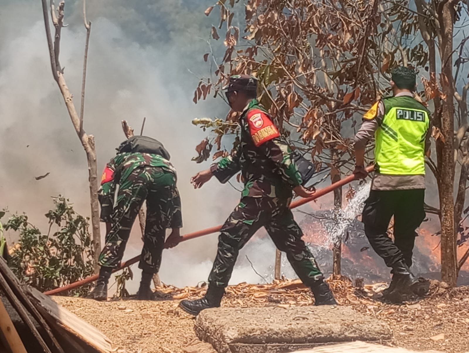 Gerak Cepat TNI dan Tim Gabungan Padamkan Kebakaran Limbah Kayu Lapis di Bedagas