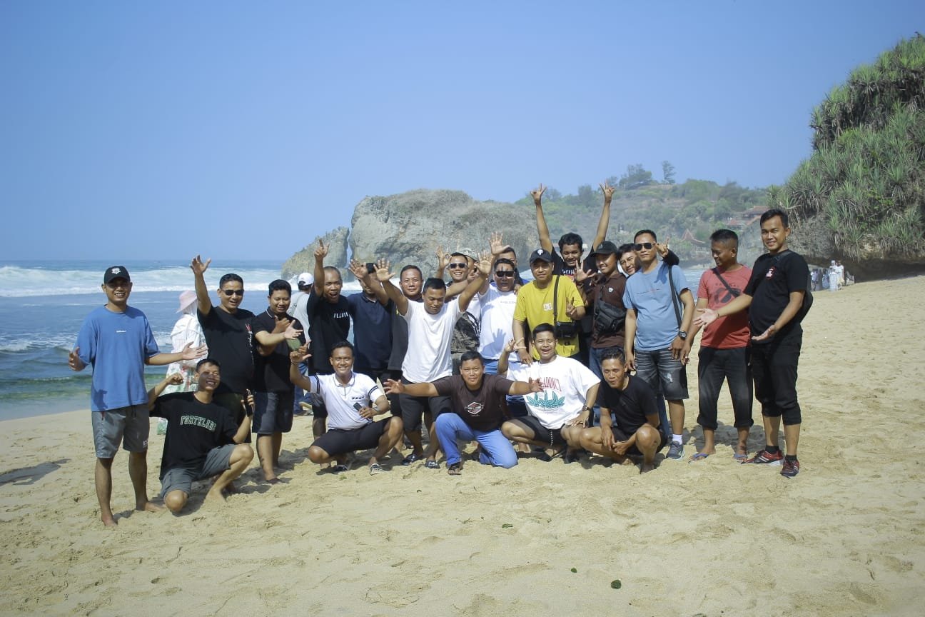 Satpam PT JWM KIK Liburan Bareng ke Pantai Kukup, Perkuat Kekompakan dan Semangat Kebersamaan