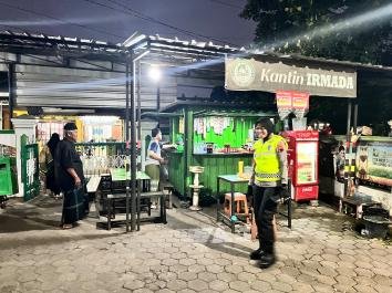 Patroli Sore di Pantura Kendal, Kapolres Tegur Pengendara Tak Pakai Helm dan Lawan Arah