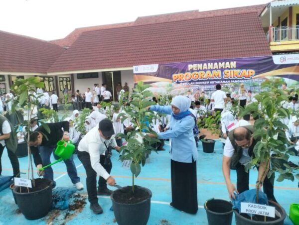 SMA Negeri 2 Sumenep Jadi Lokasi Aksi Tanam Pohon Khofifah, Ini Pesan di Balik HUT Jatim