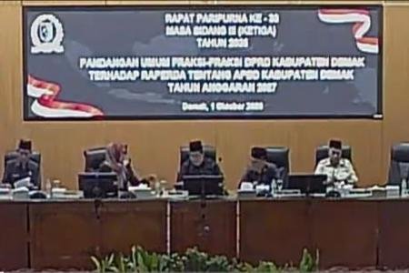 DPRD Demak Gelar Paripurna ke33 FraksiFraksi Sampaikan Pandangan Umum 