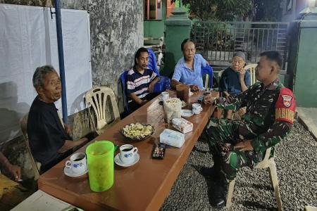 Pererat Silahturahmi dengan Warga Babinsa Koramil 11Karangmoncol Laksa