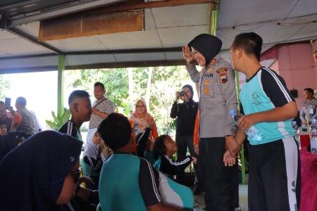 Kapolres Kendal Berbagi Kepedu